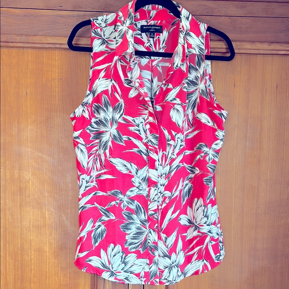 🐬Banana Republic sleeveless shirt.